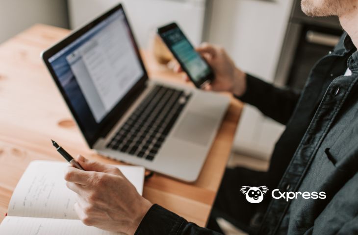 Profesional gestionando la atención al cliente por WhatsApp y computadora simultáneamente