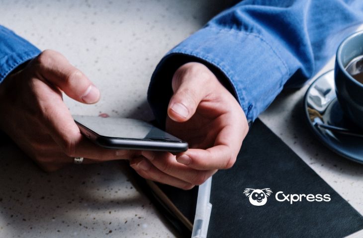 Cómo hacer un bot en WhatsApp con IA: persona configurando un bot con inteligencia artificial en WhatsApp desde el celular