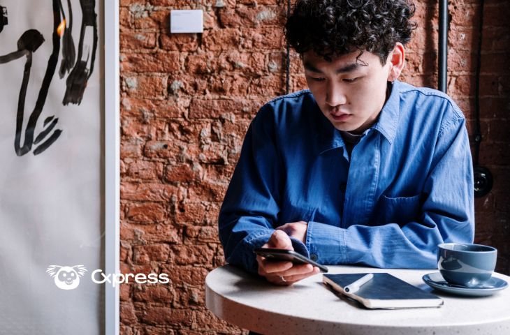 Emprendedor configurando un chatbot en WhatsApp desde el celular en un ambiente de trabajo informal.