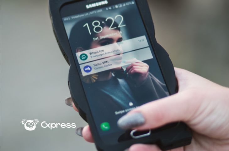 Persona utilizando chatbots en WhatsApp para atención al cliente desde el celular