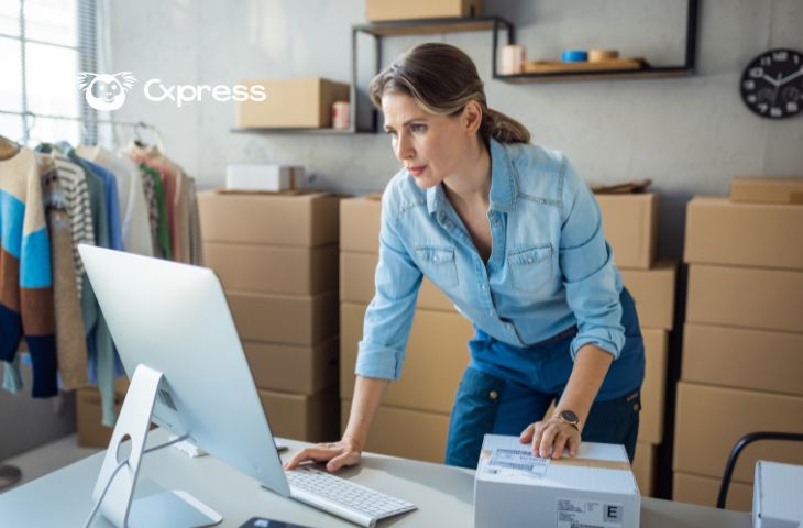 Emprendedora de pequeña empresa gestionando pedidos y atención al cliente en la computadora