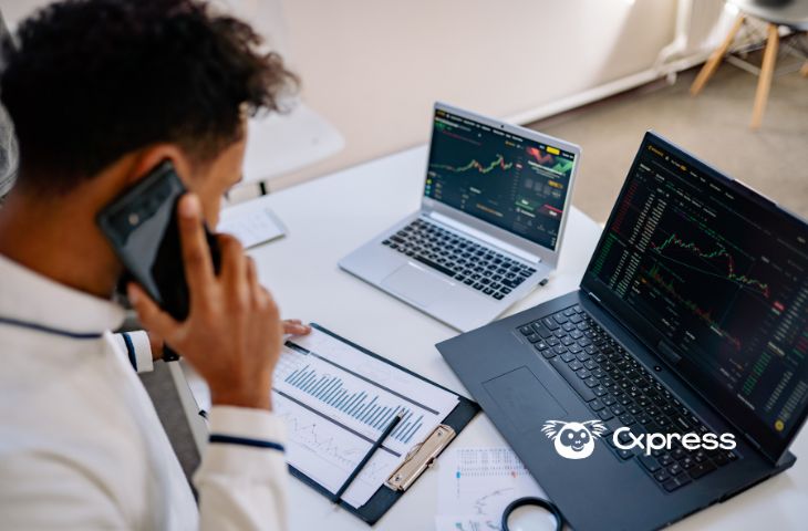 Profesional analizando datos de CRM y CXM en dos notebooks