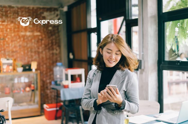 Ejecutiva utilizando el celular para gestionar el engagement omnicanal con clientes