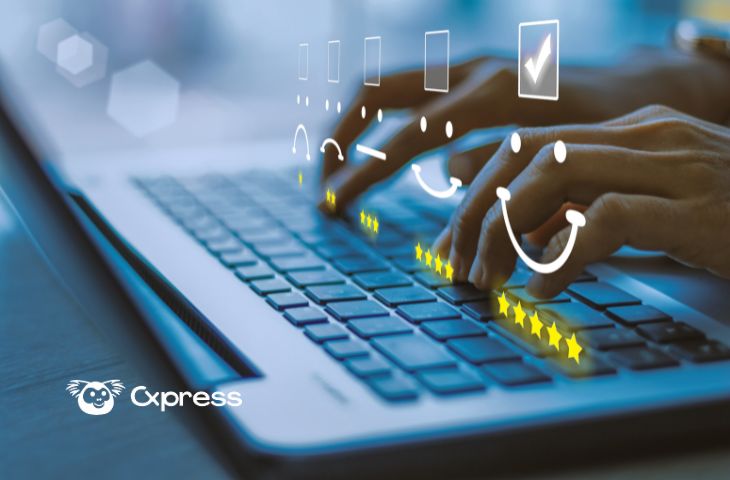 Gestión de la experiencia del cliente: notebook mostrando indicadores de satisfacción del cliente con emojis positivos