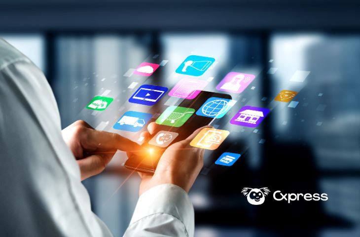 Omnicanal: persona utilizando el celular con íconos de aplicaciones de múltiples canales digitales