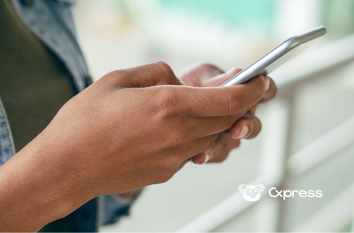 Agente consultando el guion de atención en el celular durante una conversación por WhatsApp