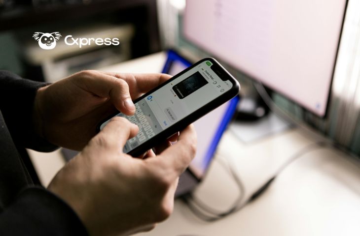 Profesional utilizando WhatsApp Business con API oficial en el celular para atención al cliente