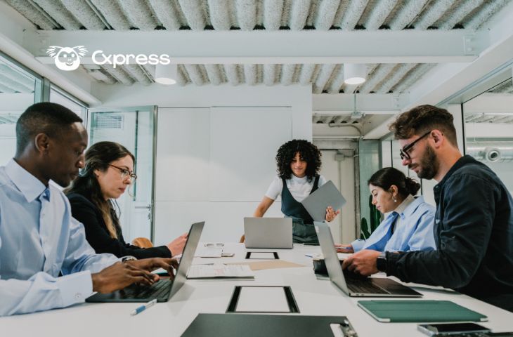 Equipo de atención al cliente utilizando la suite de WhatsApp empresarial en dispositivos móviles