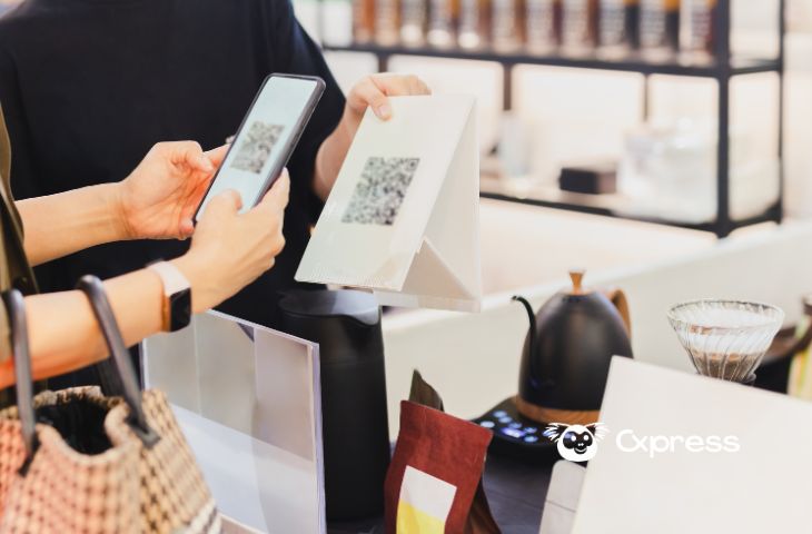 Exhibidor con código QR en el mostrador de la caja de una tienda, junto a la caja registradora