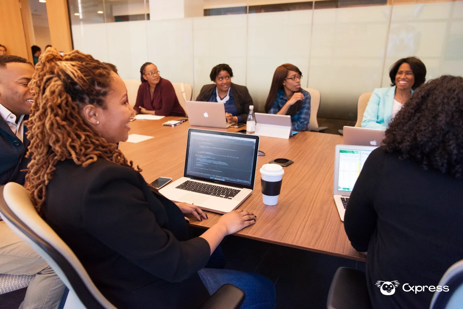 Equipo revisando un panel de atención al cliente en una computadora portátil