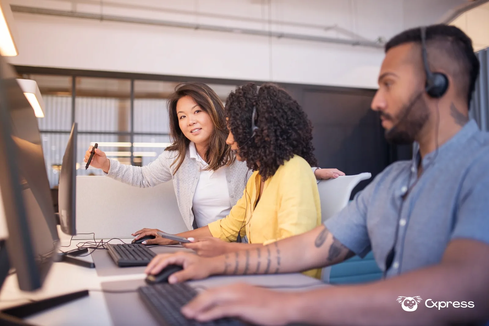 Equipo de atención al cliente revisando un panel de casos en una oficina