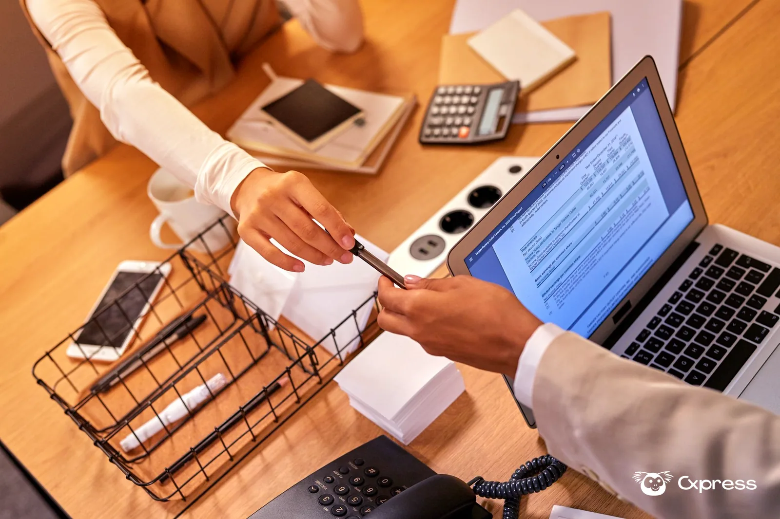 Manos usando una computadora con un tablero de tickets de atención al cliente