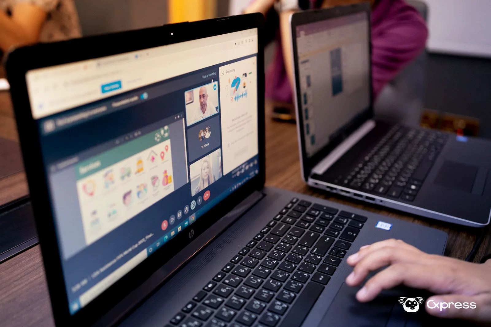 Manos usando una computadora con un panel de mensajes y datos de atención